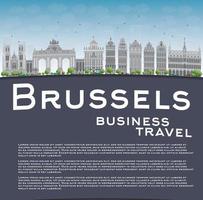 horizonte de bruselas con edificio gris, cielo azul y espacio de copia vector