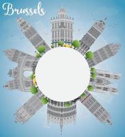 horizonte de bruselas con edificio gris, cielo azul y espacio de copia vector