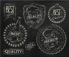 elementos de diseño de impresión vintage sobre el tema de la calidad de la cerveza estilizados bajo un dibujo de tiza sobre el tema de la cerveza sobre un fondo negro