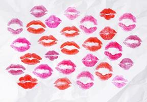 establecer signos de beso de lápiz labial impresiones de lápiz labial rosa, rojo, burdeos en formato vectorial vector