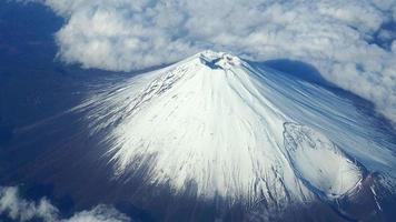 sommet du mont. Fuji. vue à vol d'oiseau de la grande et haute montagne fuji du japon. video