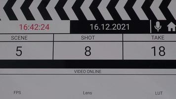 interfaz de tablero de chapaleta de película. número digital corriendo y contando antes de disparar video
