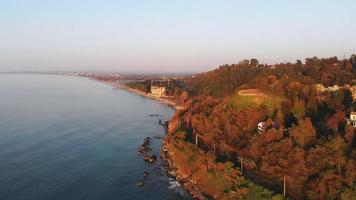 stigande utsikt över den natursköna Svarta havets kust med lugnt hav vid solnedgången över horisonten på hösten. stranden tsikhisdziri och kobeleti i Georgien video