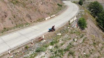 vista aérea de un ciclista masculino caucásico que salta en bicicleta y comienza a pedalear relajado en una carretera asfaltada.seguridad y protección en caminos rurales video
