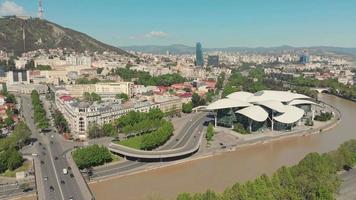 panorama de la ville de tbilissi du point de vue aérien avec de beaux bâtiments d'architecture video