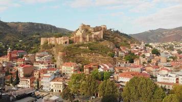 Georgië hoofdstad tbilisi oude stadsgebouwen en narikala fort landmark op hill.sightseeing in Georgië concept video