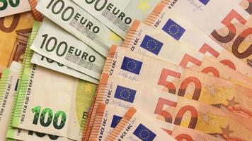 Euro-Geld heranzoomen. Euro-Bargeld-Hintergrund. fünfzig und hundert viele Euro-Geldscheine video