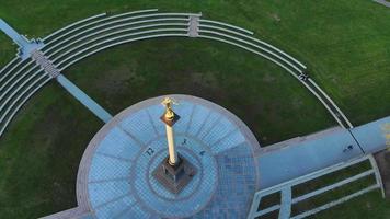 siauliai, lituânia, 2021- estátua de vista aérea do menino dourado em siauliai, lituânia, destino de viagem na europa. video