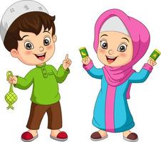 dibujos animados de niños musulmanes felices sosteniendo un ketupat vector