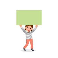 niña feliz sosteniendo un cartel o pancarta en blanco con espacio para copiar texto, mensajes y anuncios vector