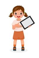 linda niñita sosteniendo una tableta digital con el dedo apuntando a una pantalla vacía o copiando espacio para textos, mensajes y contenido publicitario. concepto de niños y dispositivos electrónicos para niños vector