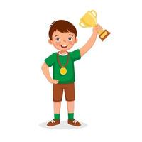 lindo niño sosteniendo un trofeo de la copa de oro y una medalla celebrando la competencia deportiva ganadora vector