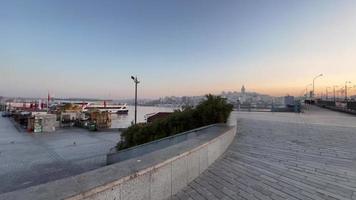 istanbul, turquie.avril 14,2022.vue sur la vieille ville d'istanbul tôt le matin et le lever du soleil au printemps pour les voyages et le tourisme. video