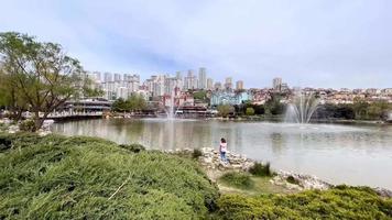istambul,turkey.april 16,2022.city vistas do parque onde o lago, fontes, luzes noturnas, cafés e playground estão localizados no distrito de bahcesehir e na temporada de primavera. video
