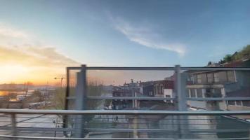 Istambul, Turquia. 15 de abril de 2022. Istambul vista da cidade velha da ponte de metrô Golden Horn e dentro do trem do metrô ao nascer do sol e de manhã cedo.