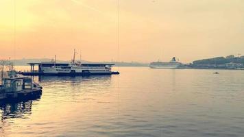 istanbul,turquie.avril 26,2022.istanbul est la ville de rêve entre les continents de l'europe et de l'asie. vue sur le lever du soleil et le bosphore depuis le pont de galata avec les lignes de ferry de la ville. video