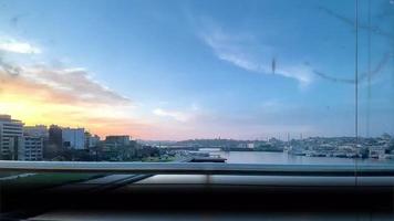 estambul,turquia.abril 15,2022. vista de la ciudad vieja de estambul desde el puente del metro golden horn y dentro del tren del metro al amanecer y temprano en la mañana.