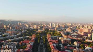 Panoramablick auf das Stadtzentrum von Eriwan vom Kaskadenkomplex bei Sonnenaufgang im Sommer mit Ararat und klarem blauem Himmelshintergrund, 4k-Aufnahmen Armeniens Reiseziel video