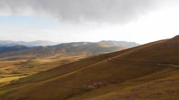 panorering från luften utsikt över bergen och höglandet i armenien i nordöstra video