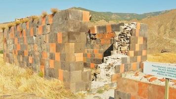 vista rivelatrice rovine del palazzo della fortezza di bjni in armenia. visite turistiche nel concetto di Caucaso video