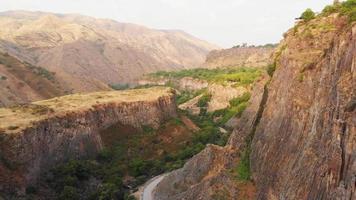 vue panoramique sur les falaises de la gorge garnie avec des ballons en arrière-plan au lever du soleil en arménie
