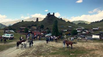 Upper Omalo, Tusheti, Georgia - 28. August 2020 - statische Ansicht der Menschenmenge, die nach der Pferderennshow steht. tushetoba traditioneller pferderennenwettbewerb
