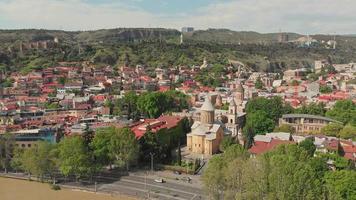 vista aérea da catedral de tbilisi sioni com panorama da cidade velha e igrejas. locais turísticos históricos na geórgia. video