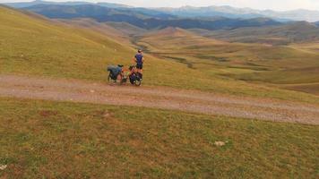 antenn cirkel runt lycklig passform cyklist person utomhus njuta av frisk bergsluft i naturen. hälsosam livsstil, inspirerande, motiverande högkvalitativa bilder video