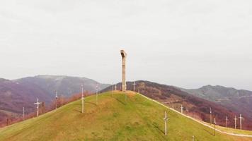 vue panoramique cloche de l'anneau touristique de la femme à didgori - mémorial du site historique. géorgie sites touristiques historiques