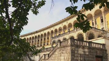 tsqaltubo övergiven palatsbyggnad exteriör fasad med trappor. sovjettidens semesterorter och byggnadsarkitektur video