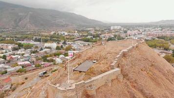 vista aérea hasta la arquitectura del castillo medieval de gori rodeada de naturaleza otoñal con panorama de la ciudad de gori video