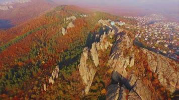 luchtvlucht over belogradchik-rotsen en kleurrijk bos in de herfst, bulgarije. Europa video