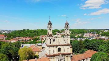 zoom na vista igreja católica da ascensão na capital vilnius, lituânia. destino de atração de marco histórico. patrimônio da unesco lituânia. video