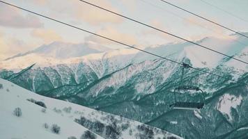 telesilla estática con vista de lapso de tiempo todavía en gudauri, montañas del cáucaso. concepto de cierre de estación de esquí de espacio en blanco video