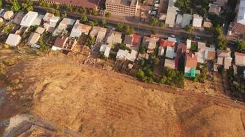 vue de dessus des toits de construction de maisons anciennes par la forteresse d'erebuni dans le quartier de nor aresh, erevan, arménie video