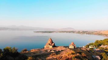 vista aérea de aproximação mosteiro armênio de sevanavank, península do lago sevan, armênia video