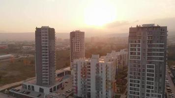 vista aérea alto complexo de edifícios imobiliários nos subúrbios da cidade com céu nebuloso poluído em dia nublado.tbilisi.georgia video