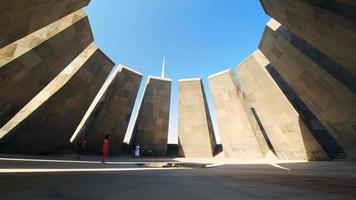 yerevan, armenien, 2021 - turistbesök armeniskt folkmord minnesmärke i solig dag time-lapse video