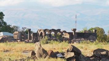 Wahrzeichen der Zvartnots-Kathedrale in Armenien mit Gebirgshintergrund. Unesco-Weltkulturerbe