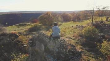 la mujer caucásica se sienta en las ruinas de la fortaleza y disfruta de una vista panorámica del sitio histórico de samshvilde. concepto de viaje de georgia video