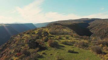 Luftaufnahme der Ruinenstätte der Samshvilde-Verteidigungsfestung mit herbstlicher Naturlandschaft. Historische Stätten in Georgia video