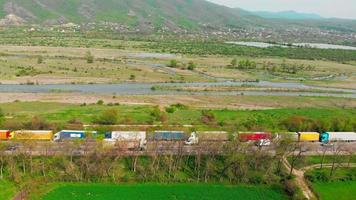 gudauri, georgien, 2021 - lastbilsbilar med flygvy som står på sidovägen fastnade på motorvägen Georgien-Ryssland. video