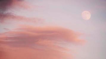 a lua está nascendo no céu do pôr do sol acima das nuvens em um formato de estilo de pintura