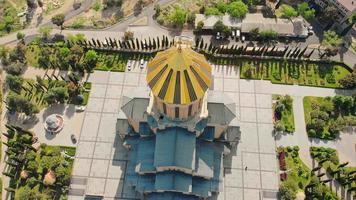 vista aérea até a arquitetura sameba da catedral da santíssima trindade em tbilisi. cristianismo em marcos famosos do cáucaso.georgian video