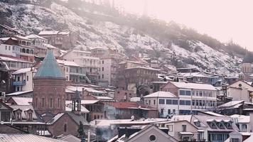 gamla georgiska arkitekturbyggnader i tiflis, huvudstaden Georgien. kultur och vackra kaukasiska traditionella hus video