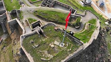 bovenaanzicht historische beroemde kars kasteelmuren, kars, Oost-Anatolië regio Turkije op bewolkte hemelachtergrond. video