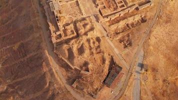 vista aérea de arriba hacia abajo antiguas ruinas del edificio de la fortaleza de erebuni y muralla en la capital yerevan, armenia. antiguo histórico antiguo urartiano fortificado ciudad del siglo viii video