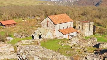 dmanisi - cidade medieval com sua cidadela, edifícios públicos e religiosos. ruínas de sítio arqueológico hominíneo datadas de 1,8 milhão de anos atrás video