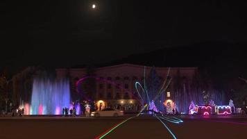 vanadzor, armenië, 2021 - statische weergave van geanimeerde muzikale dansende fonteinen op het plein in het stadscentrum video