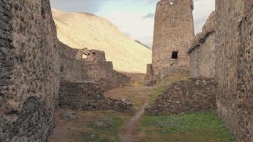 oplopende luchtfoto van oude bakstenen muren in het fort van khertvisi. historische locaties verkennen vanuit de lucht video